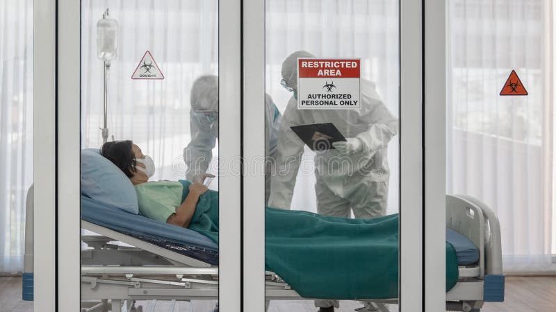 Coronavirus covid-19-quarantaine en waarschuwingsbord voor uitbraken in quarantaineruimte in het ziekenhuis, met ziektebestrijdin stock afbeeldingen Coronavirus covid-19-quarantaine en waarschuwingsbord voor uitbraken in quarantaineruimte in het ziekenhuis, met ziektebestrijdin stock afbeeldingen
