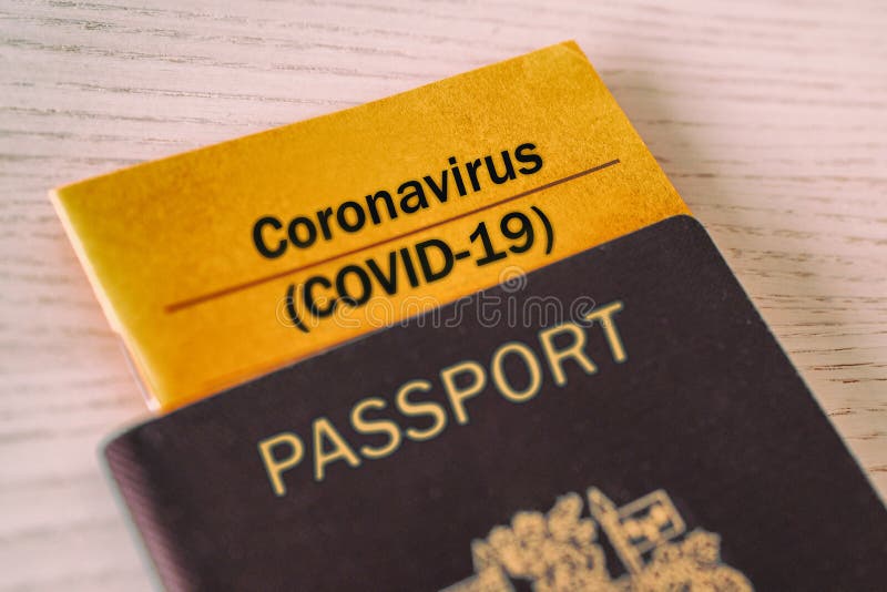 Coronavirus covid19 Schutzimpfungs-Beweisbroschüre im Reisepass. ReiseverbotGesundheitszeugnis-Koronasiebung von Reisenden