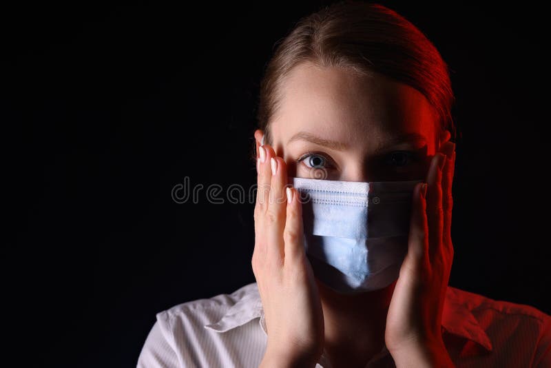 Coronavírus, uma garota com máscara em um fundo preto Título sobre o surto do vírus da coroa na China, doença Epidemia