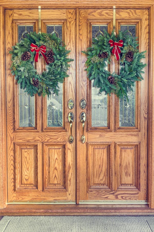 Corone di Natale su Front Doors fotografia stock libera da diritti Corone di Natale su Front Doors fotografia stock libera da diritti