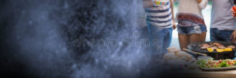 Corpi più bassi di Millennials al bbq con la transizione blu di lerciume fotografie stock Corpi più bassi di Millennials al bbq con la transizione blu di lerciume fotografie stock
