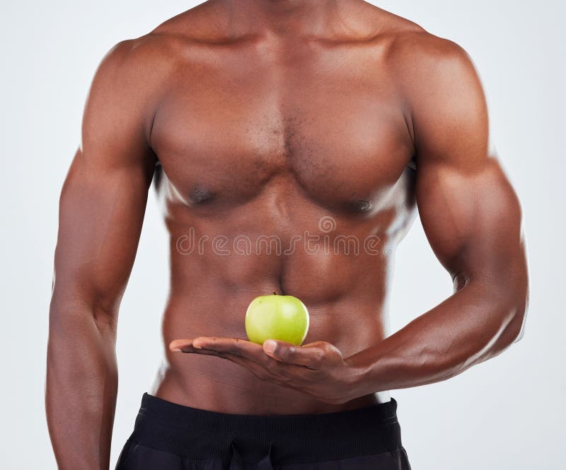 Corpo di mele e uomo nero in studio per la salute e il benessere della palestra con alimentazione. spuntino muscolare e fotografie stock