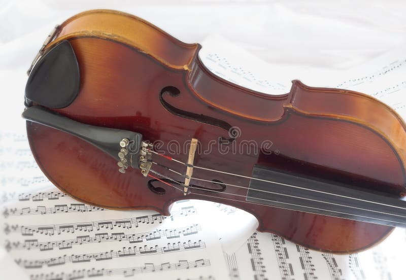 Corpo do violino com música de folha