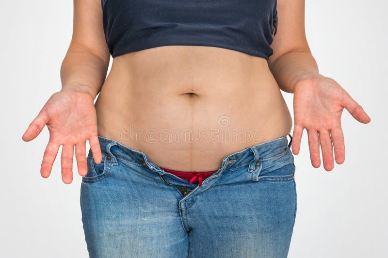 Corpo excesso de peso com gordura na barriga - conceito excesso de peso da mulher