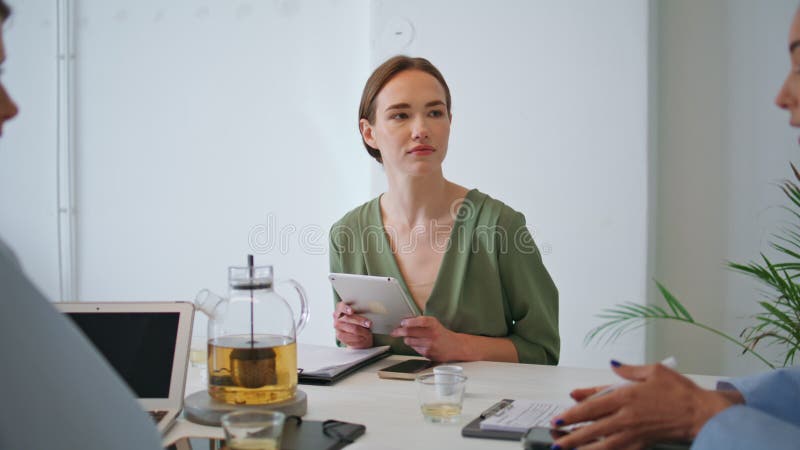 Lucrător corporativ care ascultă întâlnirea cu colegii care se închid. plan echipă de business stock video footage