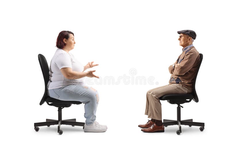 Corpulente Frau sitzt im Bürostuhl und spricht mit einem Senioren stockfoto