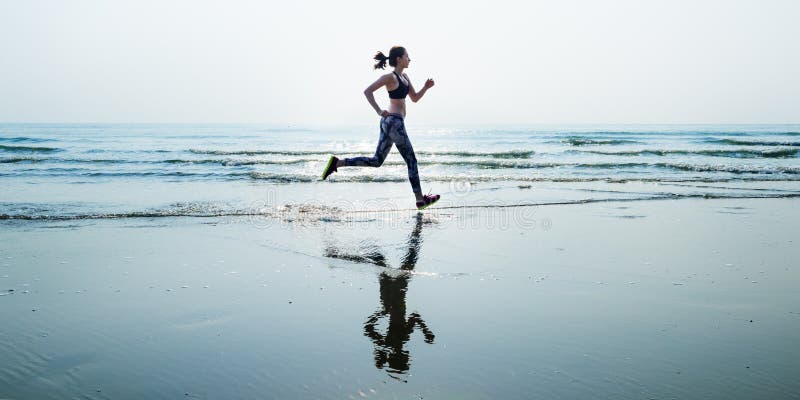 Corra a sprint do esporte da areia do mar relaxam o conceito da praia do exercício