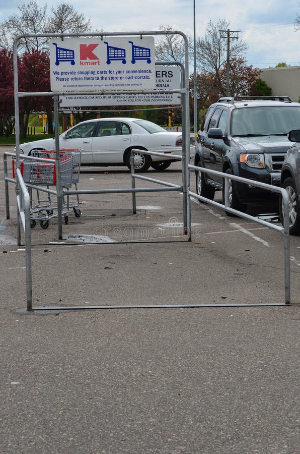 Corral De Caddie De Kmart Dans Un Parking Photo éditorial Image du