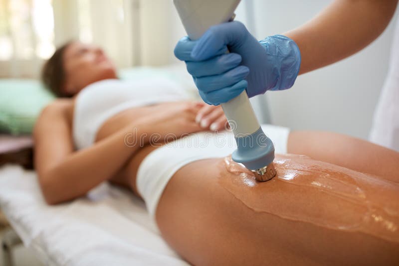 Correctie cellulite cijfers met akoestische golftherapie in stock afbeeldingen Correctie cellulite cijfers met akoestische golftherapie in stock afbeeldingen