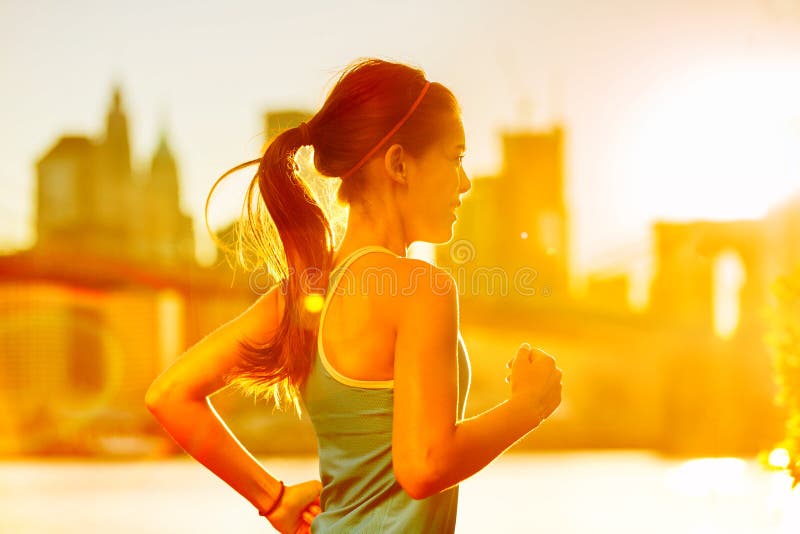 Corredor asiático da mulher running no por do sol de New York City fotografia de stock royalty free Corredor asiático da mulher running no por do sol de New York City fotografia de stock royalty free