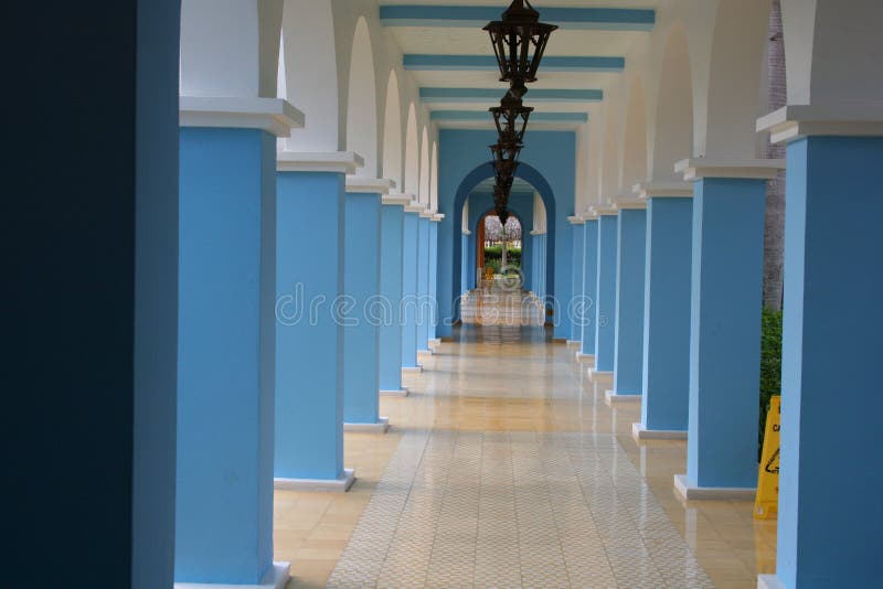 Corredor azul e branco longo fotografia de stock Corredor azul e branco longo fotografia de stock