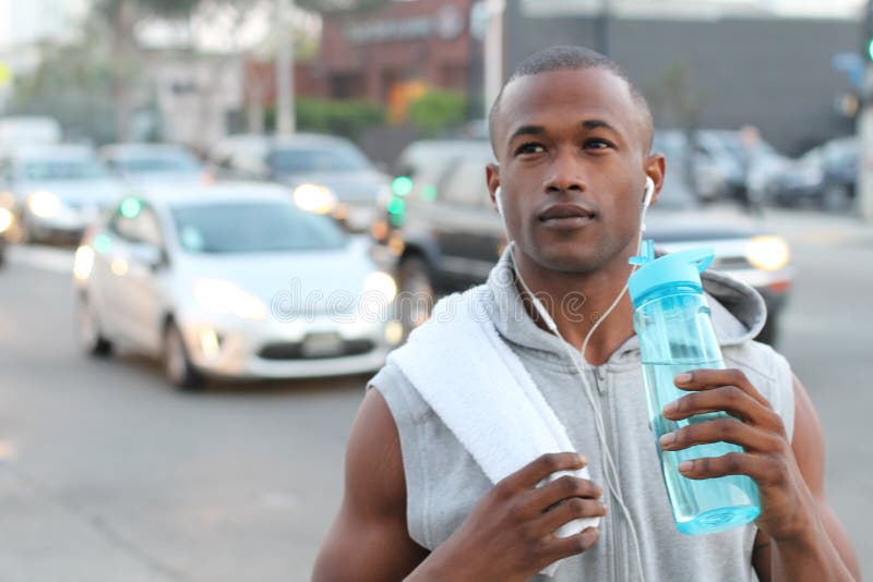 Corredor da cidade - homem afro-americano do Nova-iorquino urbano que corre na rua movimentada em New York NYC Adulto preto novo imagens de stock Corredor da cidade - homem afro-americano do Nova-iorquino urbano que corre na rua movimentada em New York NYC Adulto preto novo imagens de stock