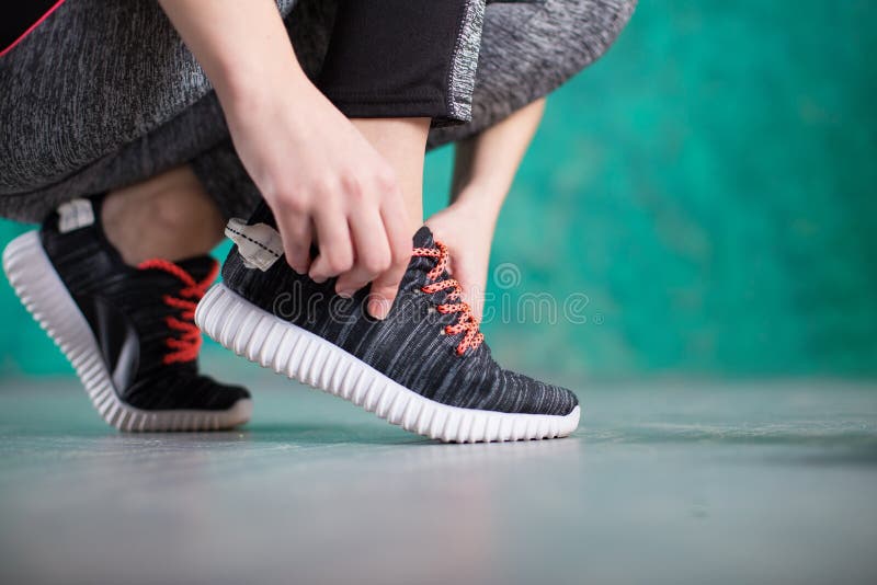 Corredor de la mujer joven que ata cordones Dieta Concepto de dieta Alimento sano Hembra joven hermosa con la botella de agua imagen de archivo Corredor de la mujer joven que ata cordones Dieta Concepto de dieta Alimento sano Hembra joven hermosa con la botella de agua imagen de archivo