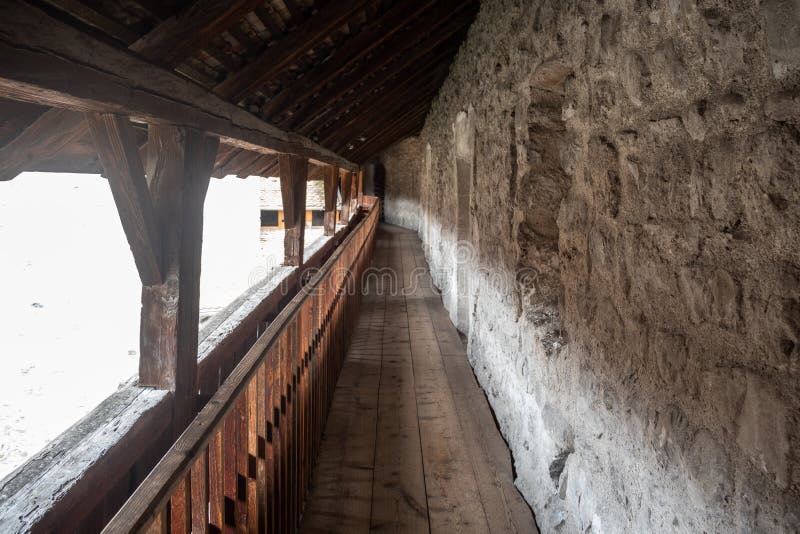 Corredor de madeira estreito com a parede da rocha em castelo de chillon o castelo medieval em Montreux foto de stock Corredor de madeira estreito com a parede da rocha em castelo de chillon o castelo medieval em Montreux foto de stock