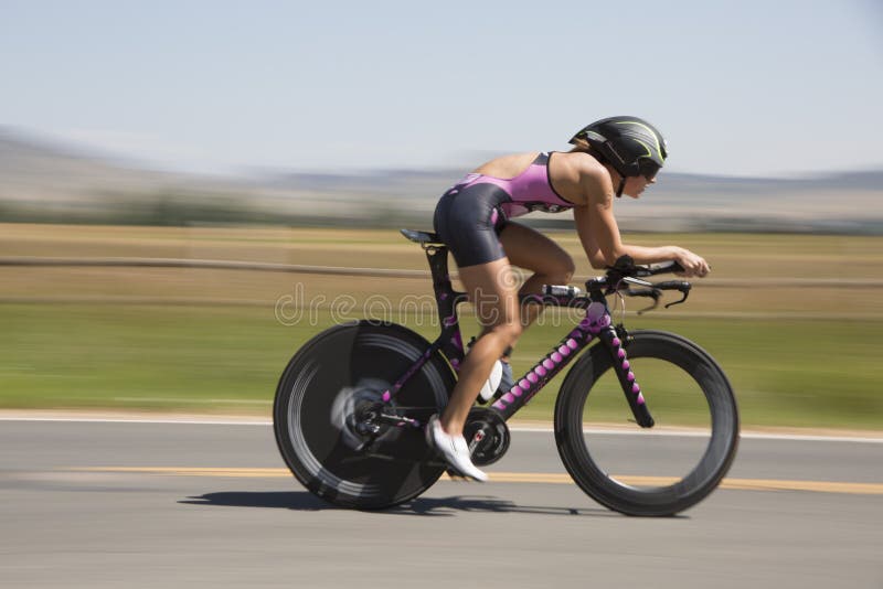 Corredor de sexo femenino profesional del Triathlon fotos de archivo Corredor de sexo femenino profesional del Triathlon fotos de archivo