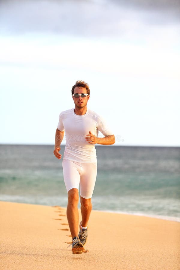 Corredor del atleta que entrena a cardiio sano en la playa fotografía de archivo libre de regalías