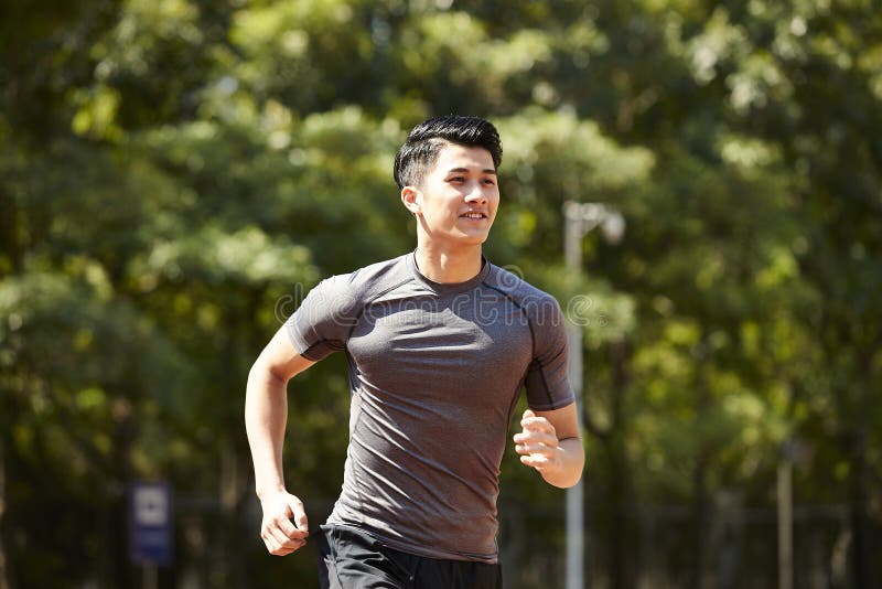 Corredor masculino asiático novo do atleta