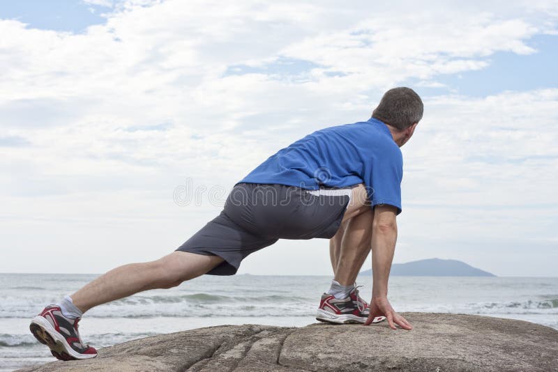 Corredor que faz esticando o exercício foto de stock royalty free Corredor que faz esticando o exercício foto de stock royalty free