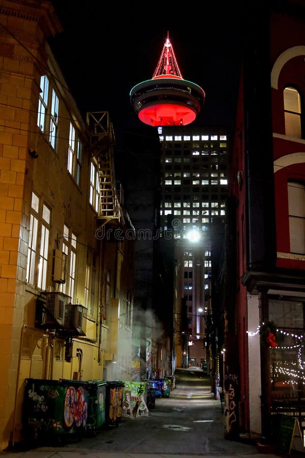 Corredor urbano com torre icônica iluminada em vermelho em vancouver canada foto de stock