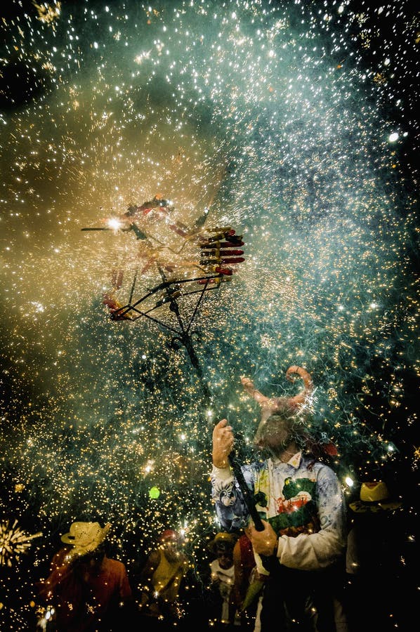 Correfoc nella celebrazione del de Foc del pidocchio in Sitges fotografia stock libera da diritti Correfoc nella celebrazione del de Foc del pidocchio in Sitges fotografia stock libera da diritti