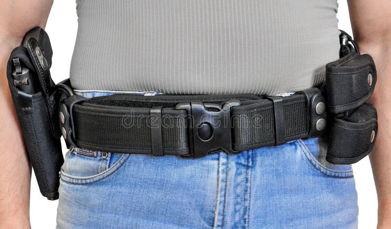 A correia tática militar com a curvatura semiautomática para a conexão com o malote do cartucho, colocada na correia do ` s do ho foto de stock A correia tática militar com a curvatura semiautomática para a conexão com o malote do cartucho, colocada na correia do ` s do ho foto de stock