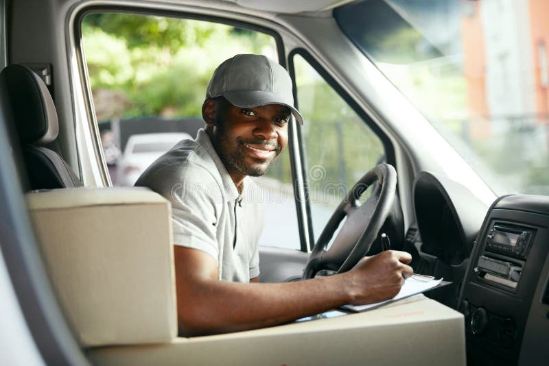 Correio Delivery Motorista Driving Delivery Car do homem negro