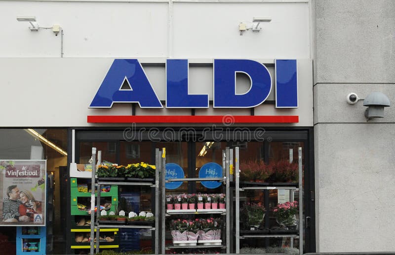 CORRENTE ALEMÃO DO MERCADO DO ALIMENTO DE ALDI DISOCUNT fotografia de stock CORRENTE ALEMÃO DO MERCADO DO ALIMENTO DE ALDI DISOCUNT fotografia de stock