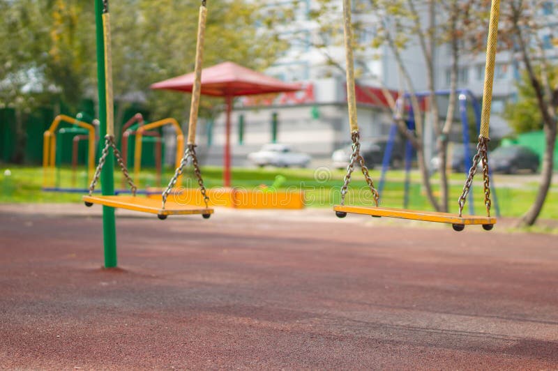 Parque Do Campo De Jogos Das Crianças Na Escola Em Tailândia (Foco No Co  Cor-de-rosa Imagem de Stock - Imagem de centro, ruptura: 86881035