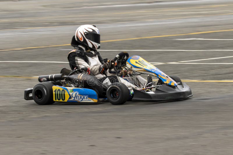 Kart Racing Ou Karting é Uma Variante Das Corridas De Moto Com Roda Aberta  Fotografia Editorial - Imagem de homem, carro: 173210897