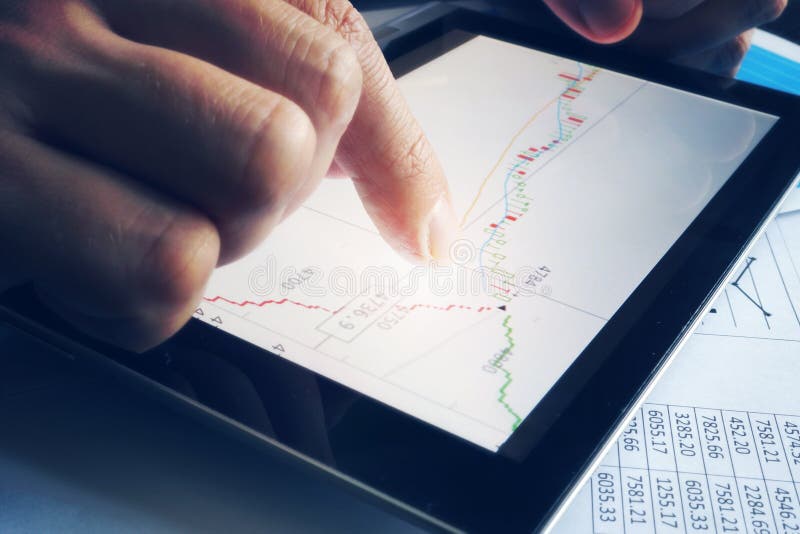 Corretor conservado em estoque que guarda a tabuleta com gráfico da vara da vela imagem de stock Corretor conservado em estoque que guarda a tabuleta com gráfico da vara da vela imagem de stock