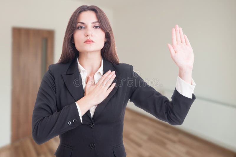 Corretor da propriedade que jura ou que diz a verdade foto de stock Corretor da propriedade que jura ou que diz a verdade foto de stock