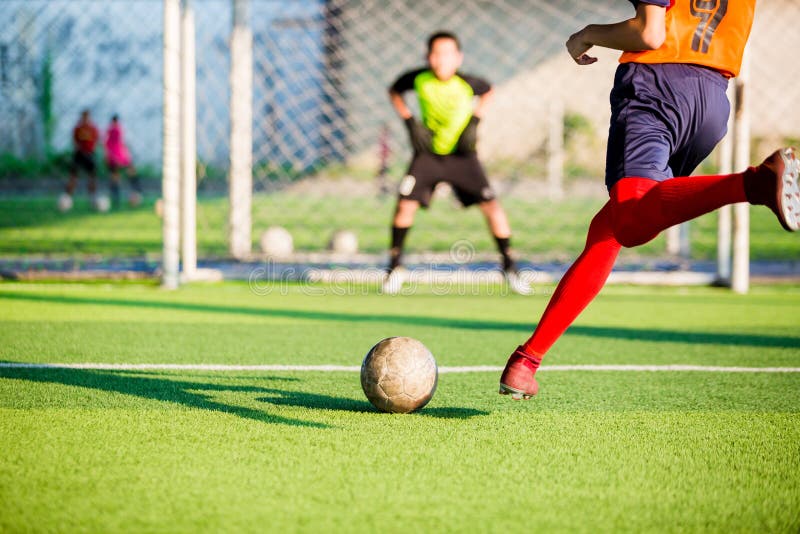 Jogador E Goleiros De Futebol Durante O Tiroteio Da Pena Imagem de