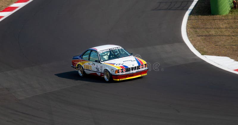 Carros De Corrida Antigos Dos Anos 60 Grande Competição Em Grupo Em  Formação De Pista, Volta Com Imagem Editorial - Imagem de velho, porquinho:  231610660