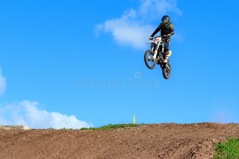 Corridas De Motos De Terra Em Motocross Imagem de Stock Editorial - Imagem  de motor, capacete: 231165289