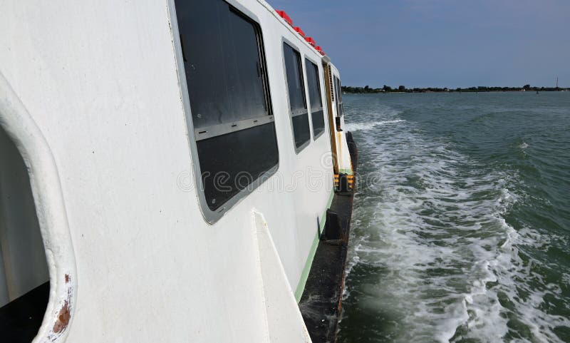 Corridas longas do ferryboat speedly no mar imagens de stock royalty free Corridas longas do ferryboat speedly no mar imagens de stock royalty free