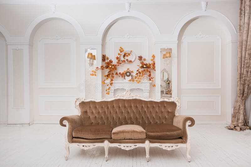 Corridoio bianco spazioso di nozze con la decorazione di autunno immagini stock libere da diritti