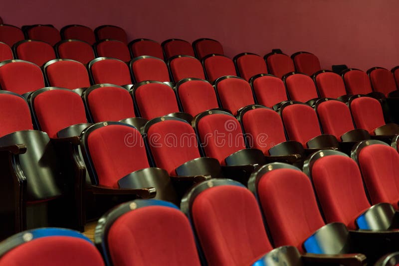 Corridoio del teatro per gli ospiti con le belle sedie delle sedie Borgogna-rosse del velluto prima della manifestazione fotografia stock libera da diritti Corridoio del teatro per gli ospiti con le belle sedie delle sedie Borgogna-rosse del velluto prima della manifestazione fotografia stock libera da diritti