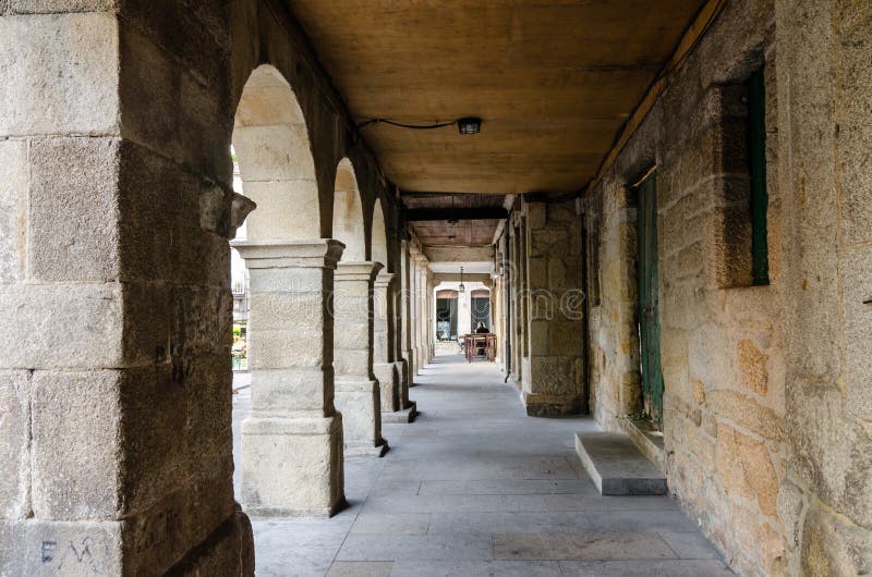 Corridoio della via nel centro storico di Pontevedra Colonne e depositi chiusi