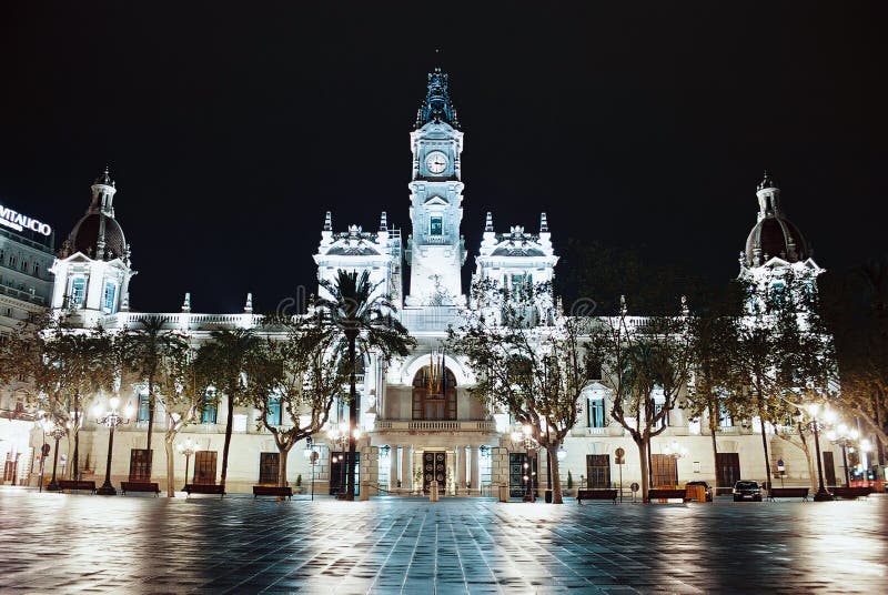 Corridoio di città di Valencia alla notte immagine stock libera da diritti