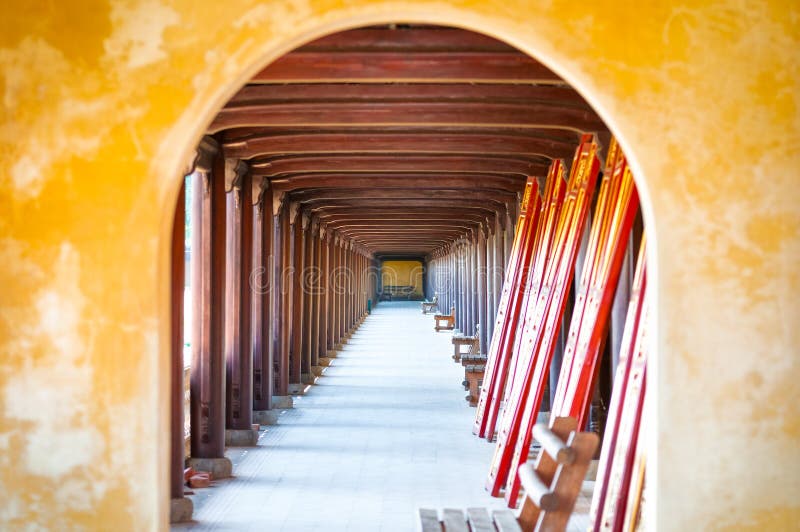Corridoio incurvato della cittadella di tonalità, Vietnam, Asia. fotografie stock libere da diritti Corridoio incurvato della cittadella di tonalità, Vietnam, Asia. fotografie stock libere da diritti