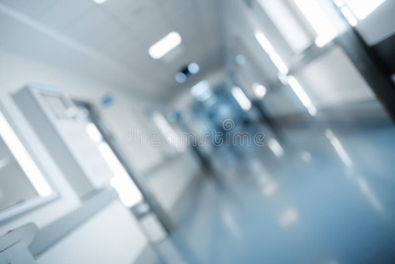 Corridoio lungo di costruzione medica, fondo unfocused immagine stock Corridoio lungo di costruzione medica, fondo unfocused immagine stock