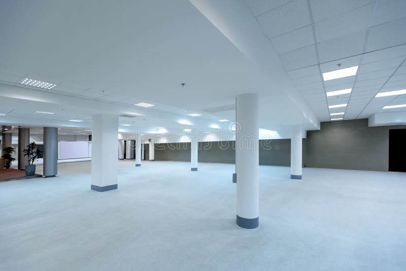 Corridoio spazioso vuoto dell'edificio per uffici