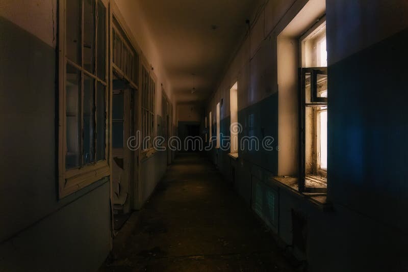 Corridoio terrificante scuro dell'ospedale abbandonato alla notte Concetto di orrore