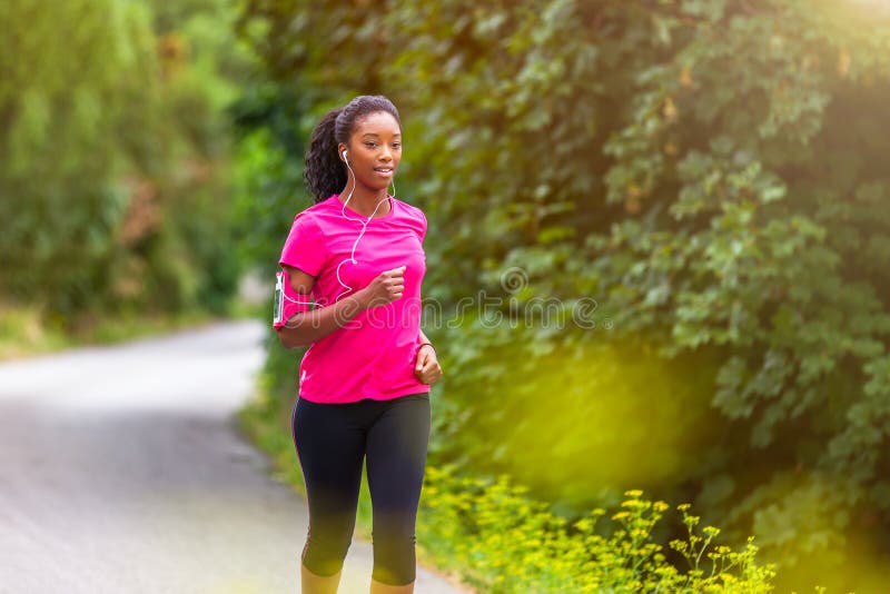 Corridore afroamericano della donna che pareggia all'aperto - forma fisica, peopl fotografia stock libera da diritti Corridore afroamericano della donna che pareggia all'aperto - forma fisica, peopl fotografia stock libera da diritti