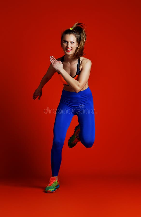 Corridore della ragazza in siluetta isolata su fondo rosso fotografia stock Corridore della ragazza in siluetta isolata su fondo rosso fotografia stock