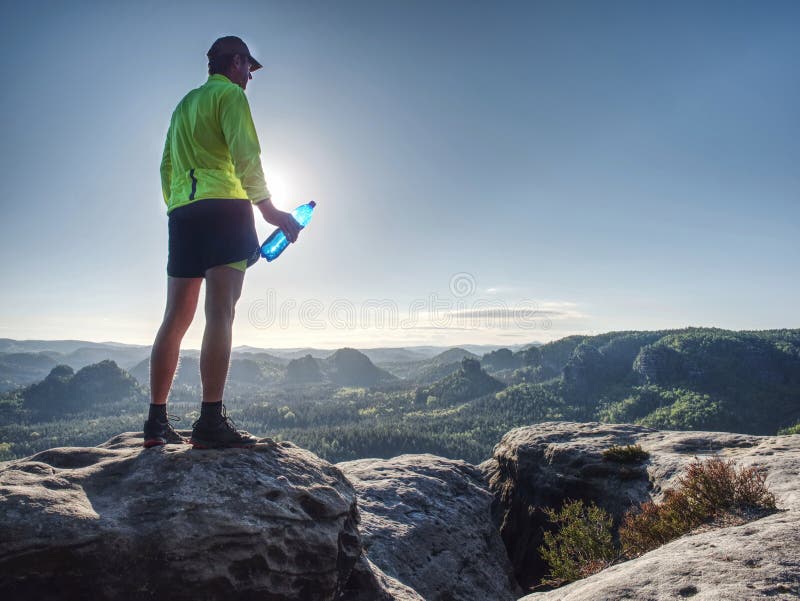 Corridore di misura nel vestito di sport che beve l'acqua dalla bottiglia di sport fotografia stock libera da diritti Corridore di misura nel vestito di sport che beve l'acqua dalla bottiglia di sport fotografia stock libera da diritti