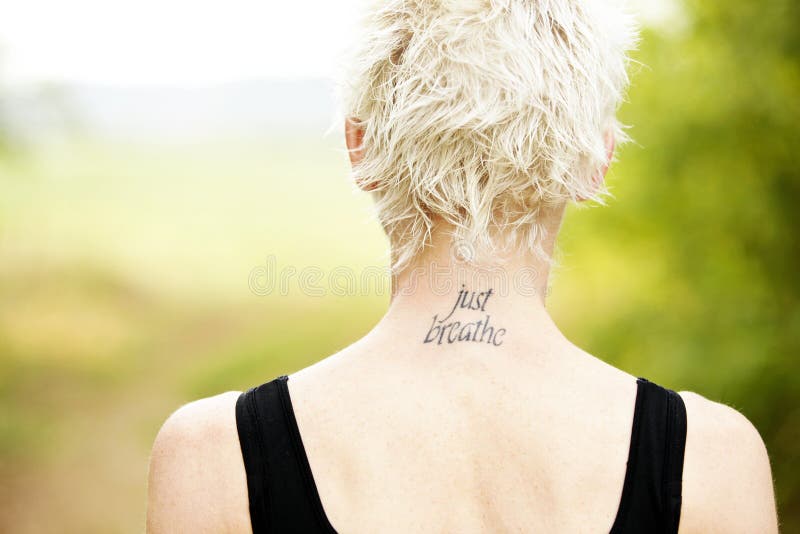 Corridore femminile con il tatuaggio sul suo collo