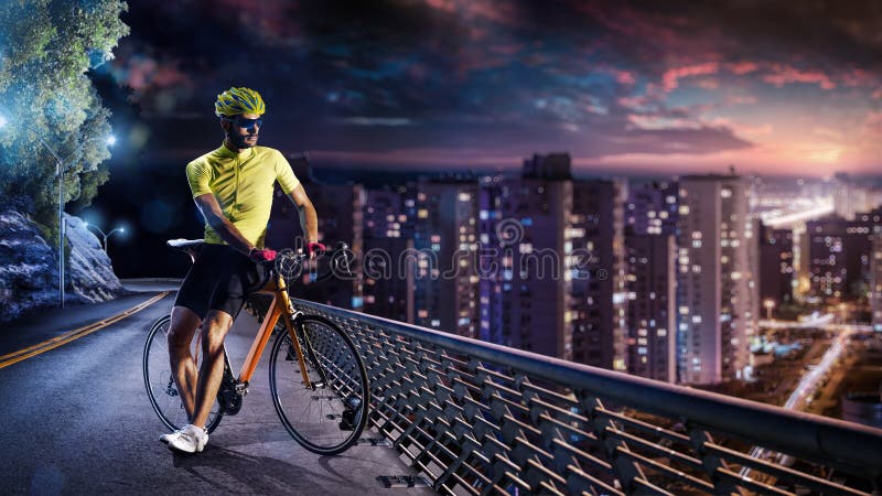 Corridore professionista della bicicletta della strada nell'azione fotografie stock libere da diritti Corridore professionista della bicicletta della strada nell'azione fotografie stock libere da diritti