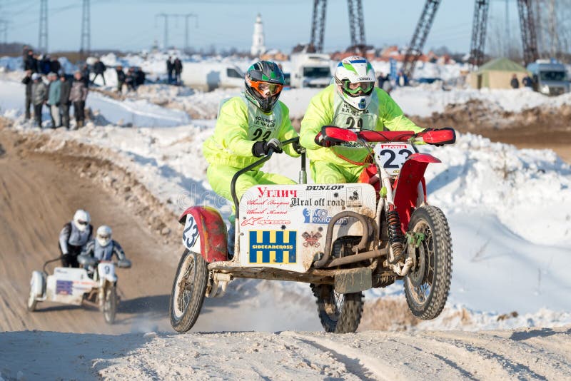 Corridori da Uglic. BORODINO, RUSSIA - 5 FEBBRAIO: I motocicli con un sidecar al motocross tutto russo hanno nominato VP Chkalov, l'organizzatore del club del Automatico-motociclo del servizio di sicurezza federale della Federazione Russa