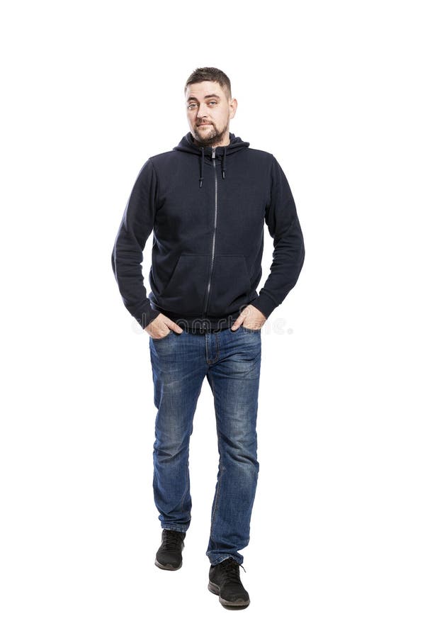 Corriendo a un joven guapo en jeans Manos en bolsillos Aislado sobre fondo blanco foto de archivo libre de regalías Corriendo a un joven guapo en jeans Manos en bolsillos Aislado sobre fondo blanco foto de archivo libre de regalías